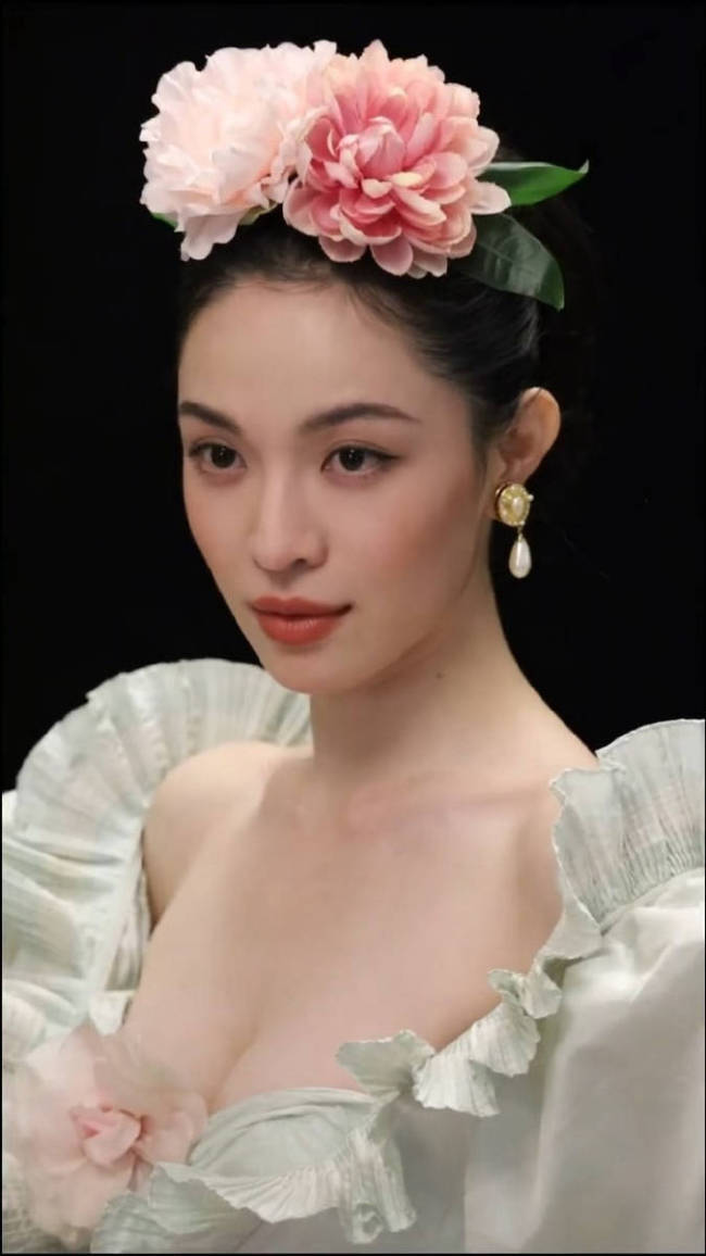 钟楚曦化身中世纪的古典女郎 莞尔一笑高级感拉满