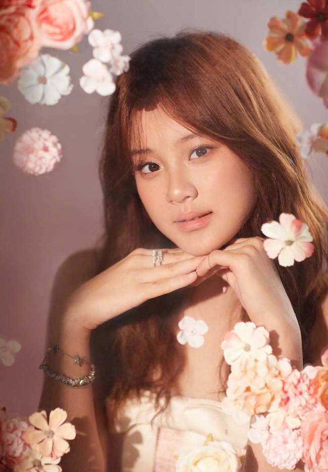 李小璐晒甜馨13岁庆生照 母女穿同款纱裙浪漫温馨