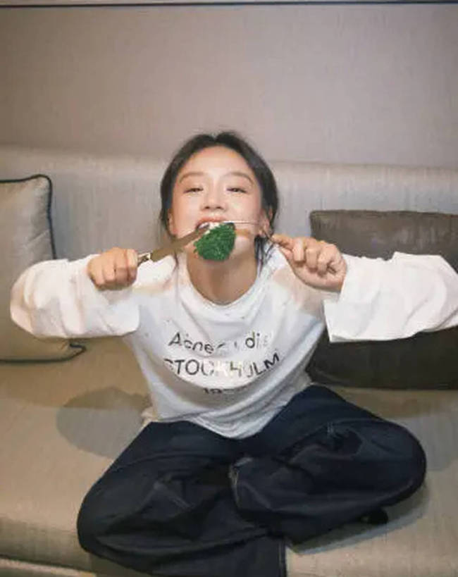 马思纯穿一身休闲装状态松弛 扎丸子头活力俏皮
