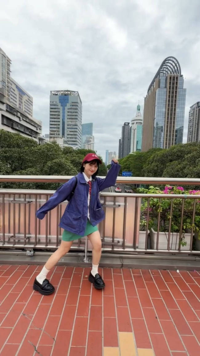 沈月短发造型配鸭舌帽元气十足 张开双臂活力满满