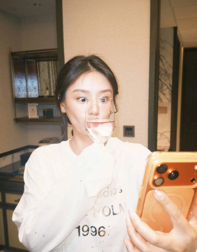 马思纯穿一身休闲装状态松弛 扎丸子头活力俏皮