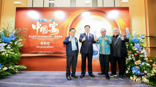 （从左至右依次：新加坡前国会议员成汉通先生，洋河股份副总裁、苏酒集团贸易股份有限公司董事长陈军先生，新加坡贸工部前政务部长曾士生先生，新加坡中国白酒协会会长云伟龙先生）