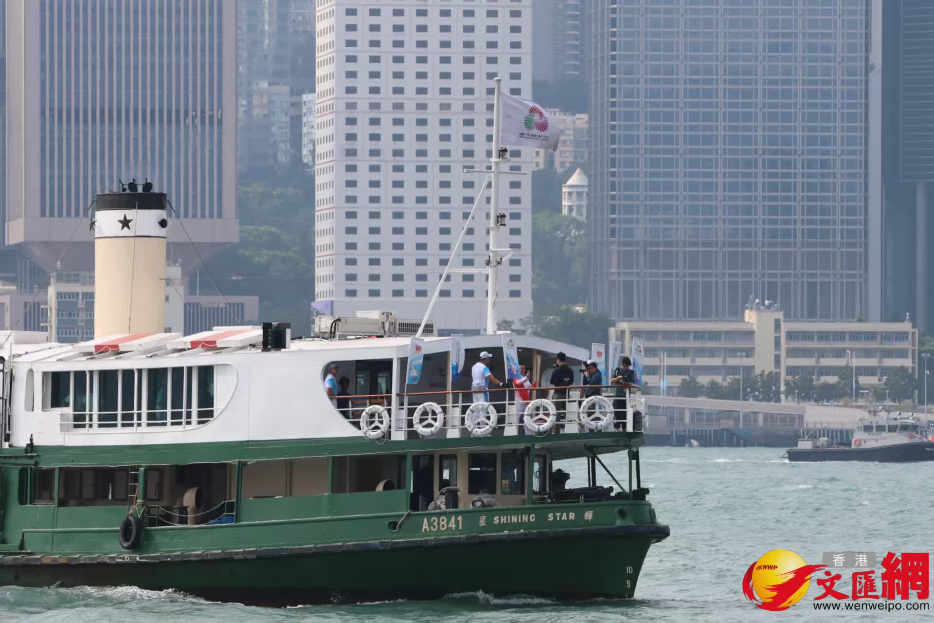 尖沙咀碼頭至科學館門口火炬交接。（香港文匯報記者萬霜靈攝）