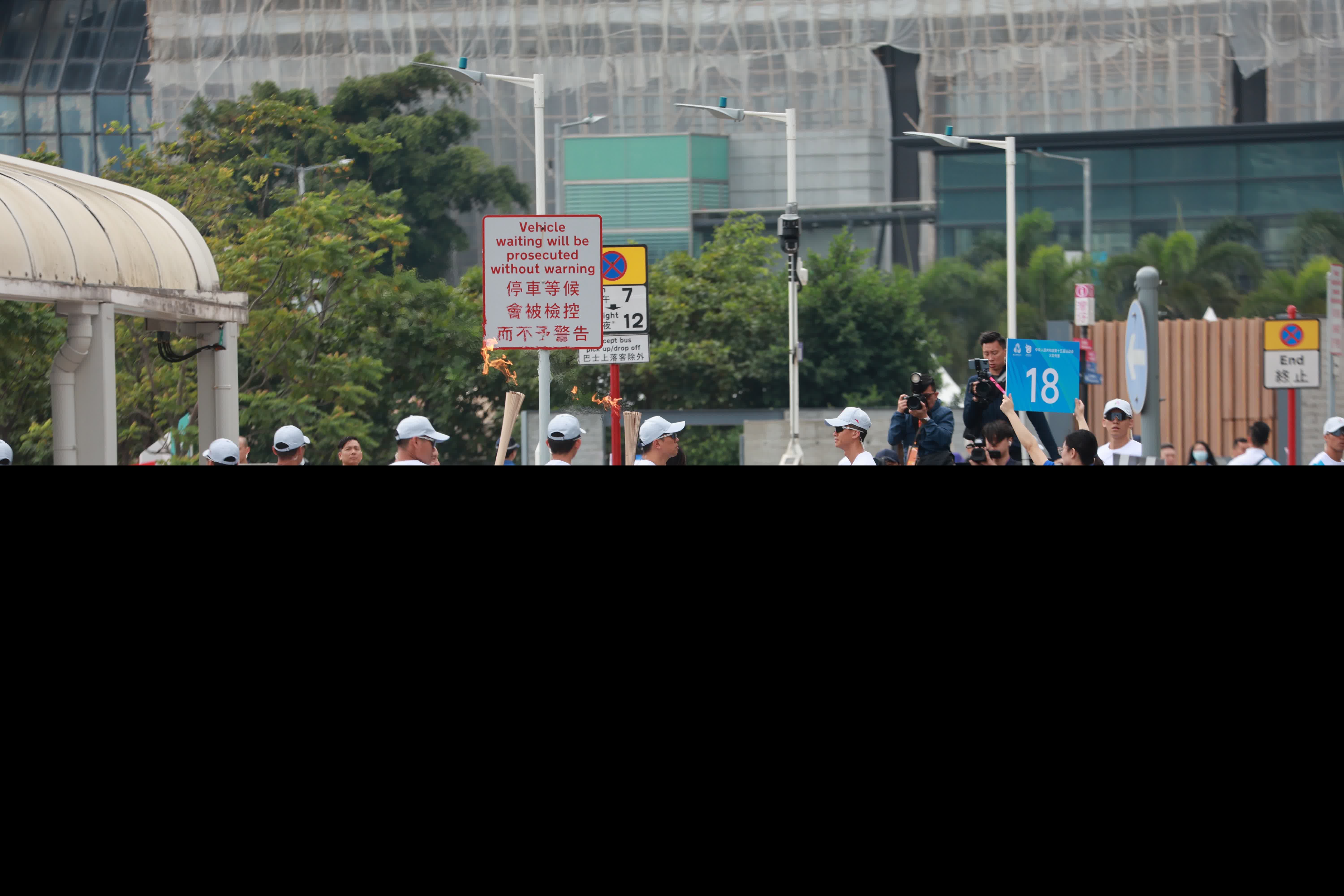 火炬傳送途經金紫荊廣場。(香港文匯報記者北山彥攝) 火炬傳送途經金紫荊廣場。(香港文匯報記者北山彥攝)