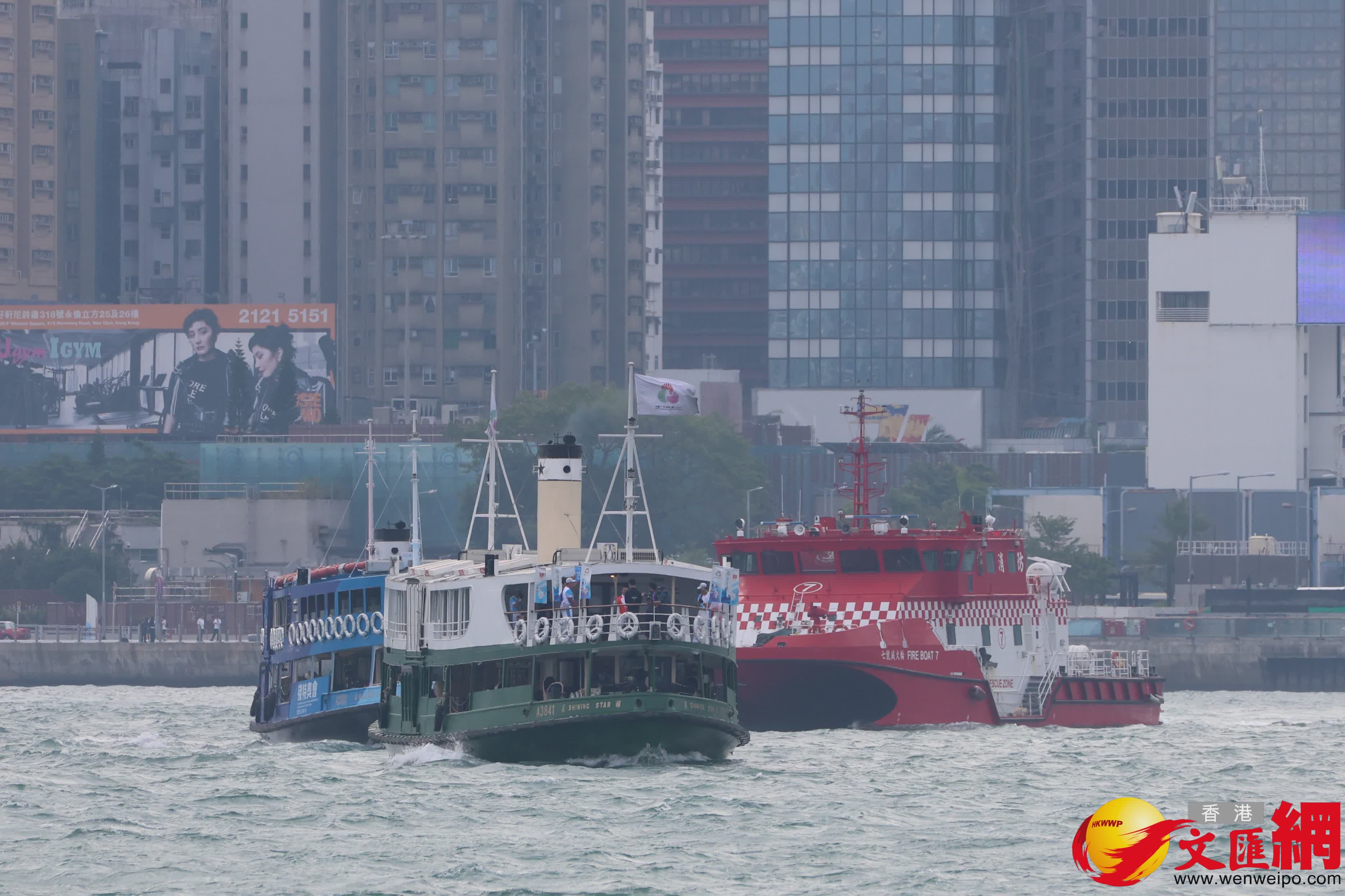 尖沙咀碼頭至科學館門口火炬交接。（香港文匯報記者萬霜靈攝）