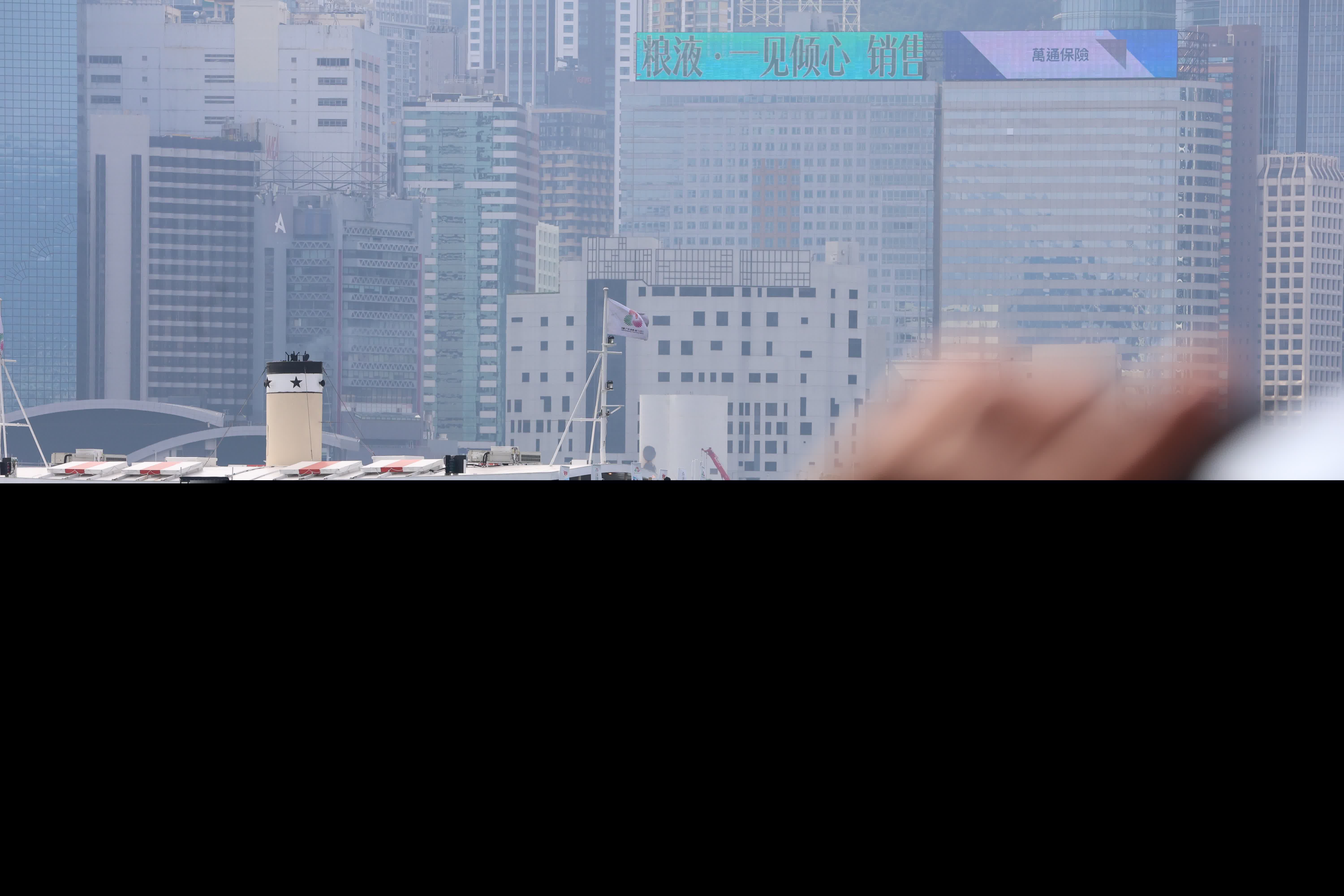 尖沙咀碼頭至科學館門口火炬交接。（香港文匯報記者萬霜靈攝）