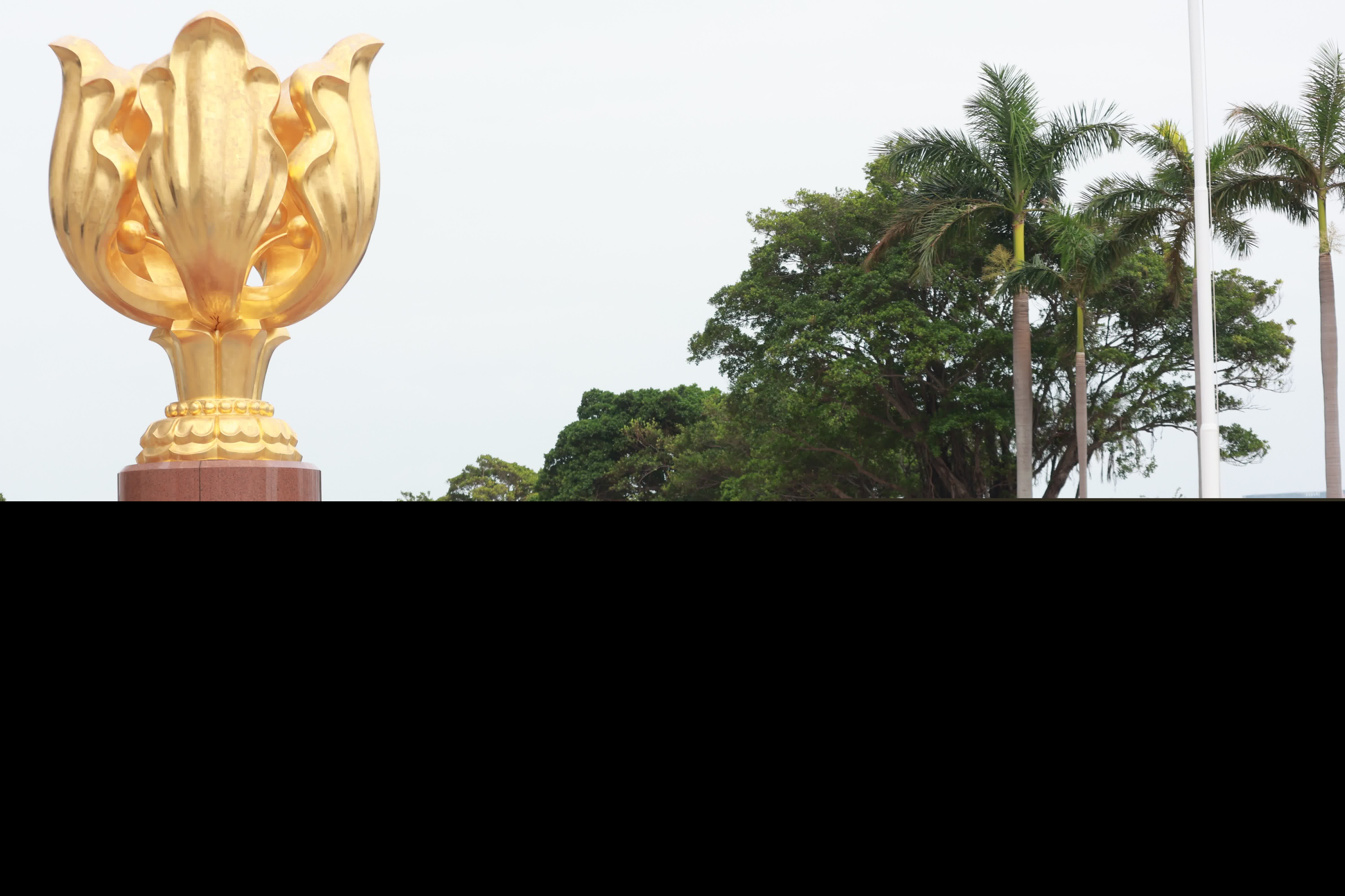 火炬傳送途經金紫荊廣場。(香港文匯報記者北山彥攝) 火炬傳送途經金紫荊廣場。(香港文匯報記者北山彥攝)