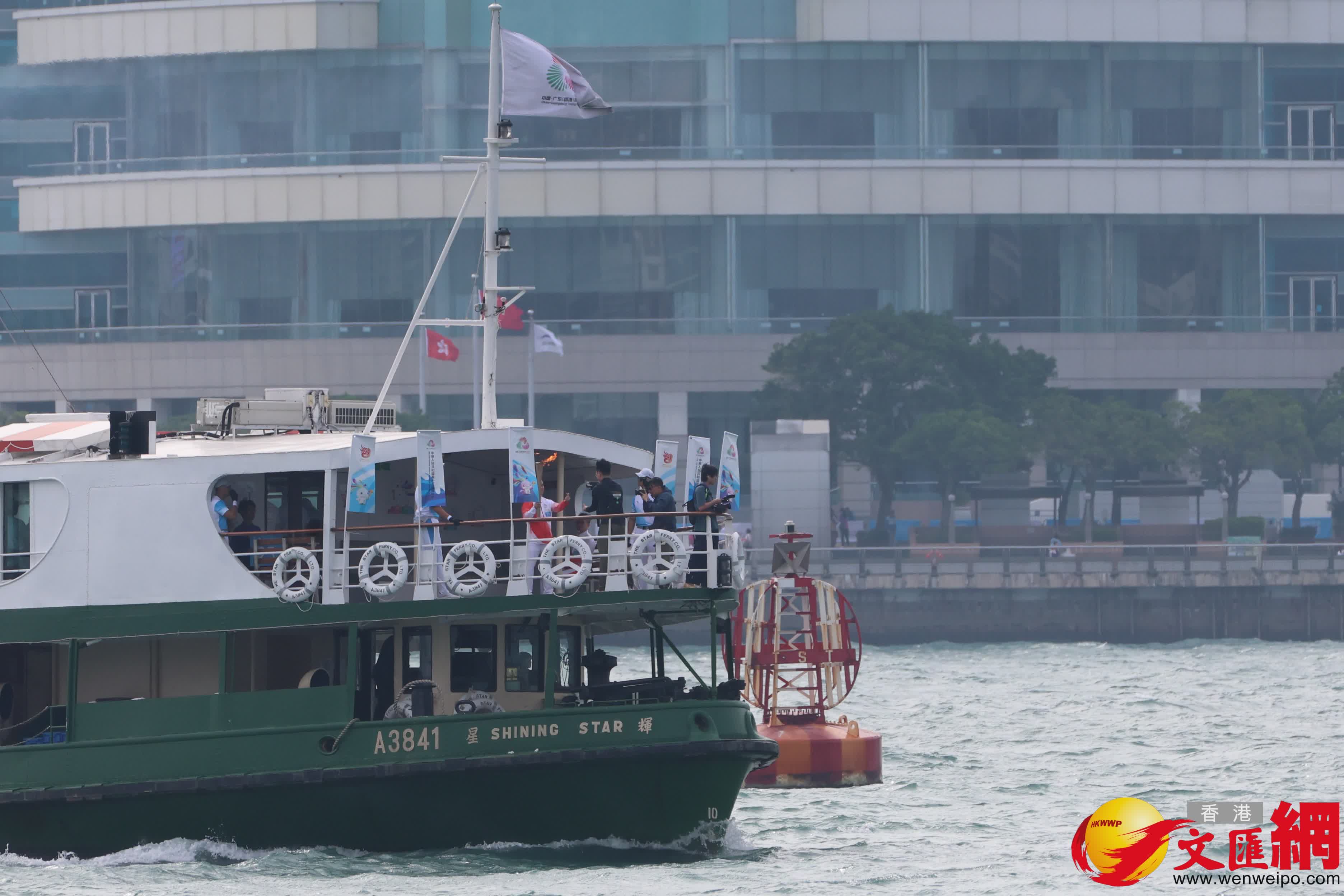 尖沙咀碼頭至科學館門口火炬交接。（香港文匯報記者萬霜靈攝）