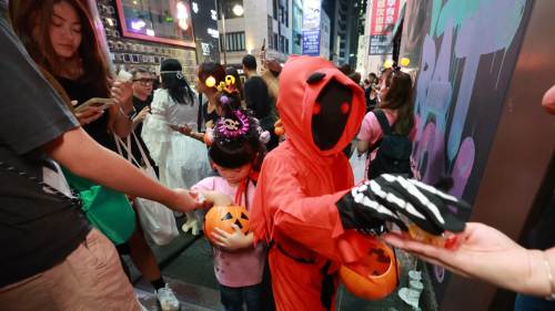 中環蘭桂坊萬聖節人潮洶湧！現場節日氣氛濃厚