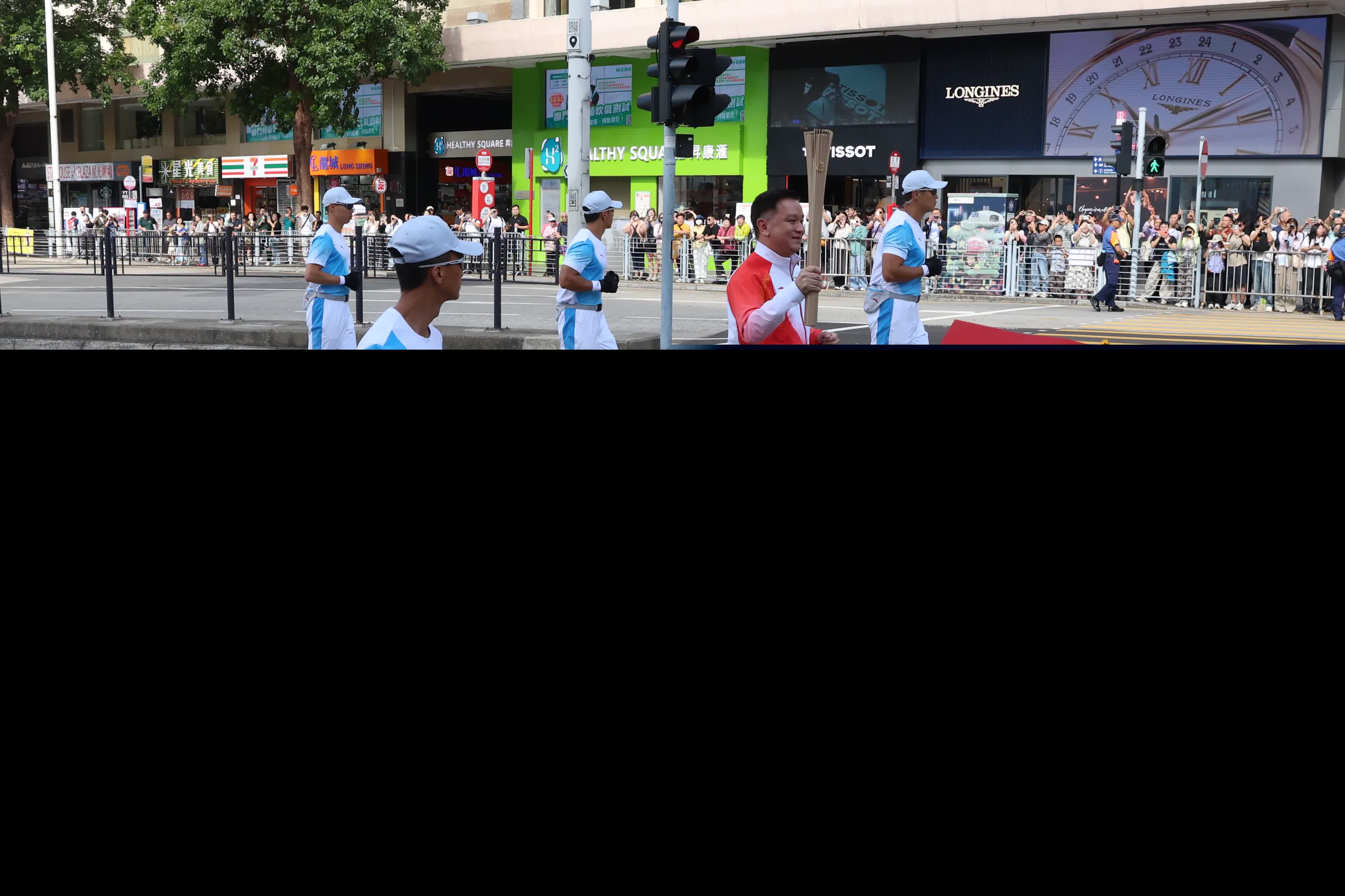 尖沙咀碼頭至科學館門口火炬交接。（香港文匯報記者萬霜靈攝）