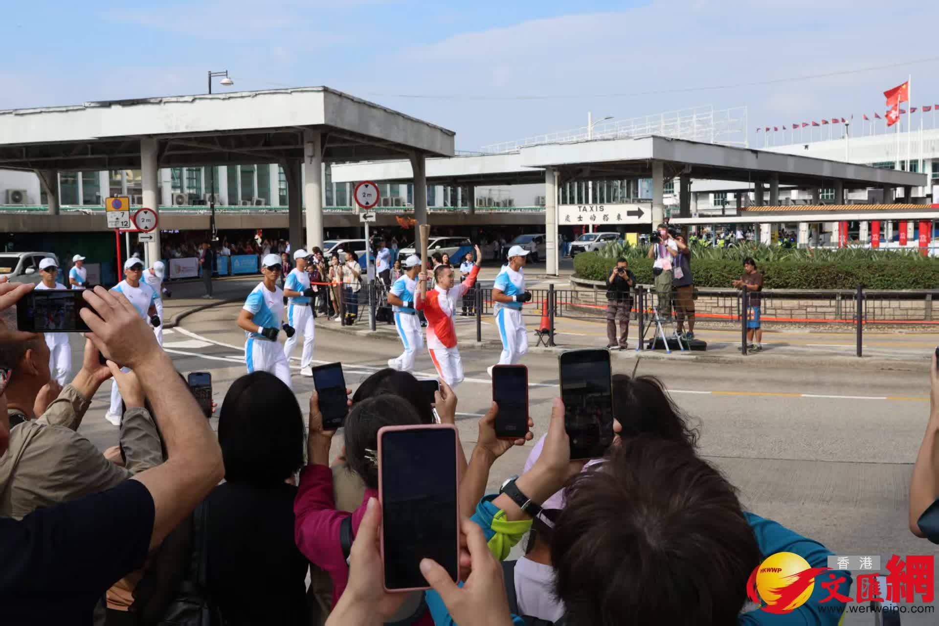 尖沙咀碼頭至科學館門口火炬交接。（香港文匯報記者萬霜靈攝）