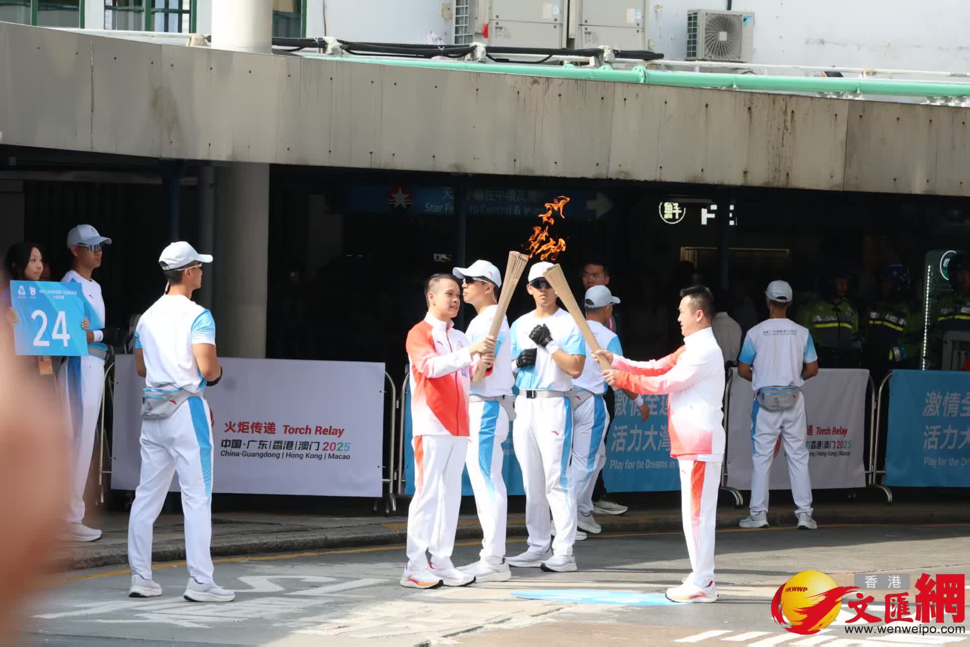 尖沙咀碼頭至科學館門口火炬交接。（香港文匯報記者萬霜靈攝）