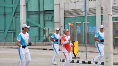 十五運會 | 火炬傳遞香港站 霍震霆持火炬途經金紫荊廣場 十五運會 | 火炬傳遞香港站 霍震霆持火炬途經金紫荊廣場