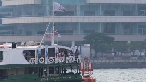 十五運會 | 火炬傳遞香港站　火炬手乘天星小輪到尖沙咀