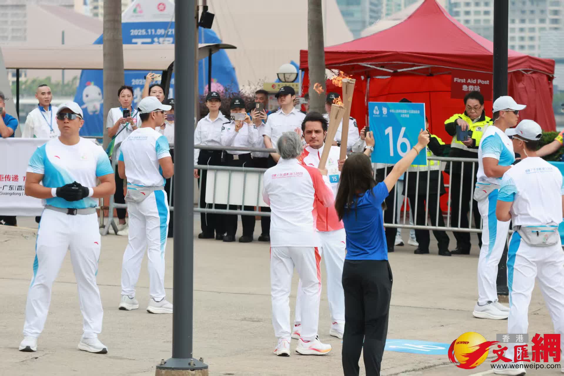 火炬傳送途經金紫荊廣場。(香港文匯報記者北山彥攝) 火炬傳送途經金紫荊廣場。(香港文匯報記者北山彥攝)