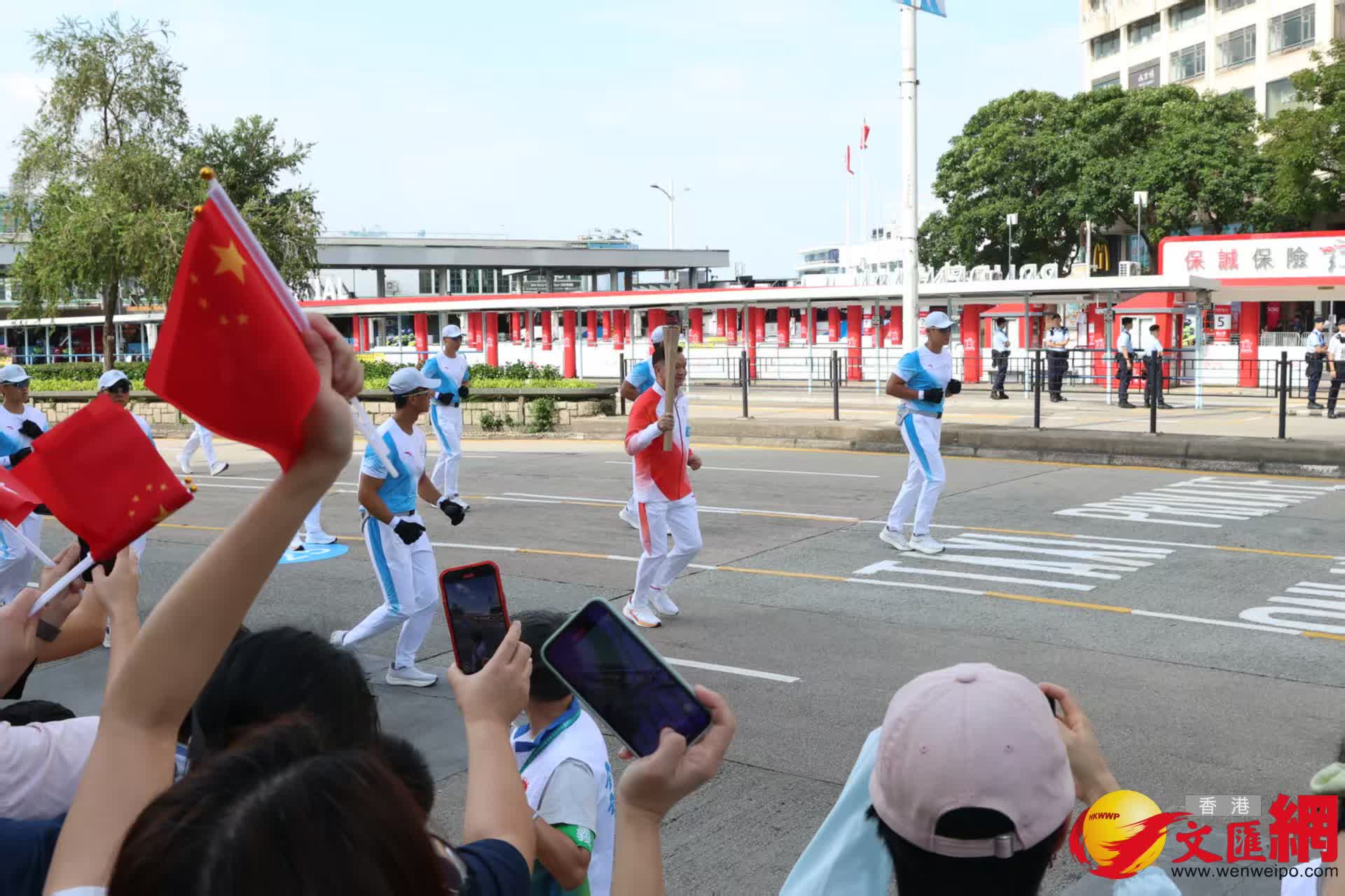 尖沙咀碼頭至科學館門口火炬交接。（香港文匯報記者萬霜靈攝）