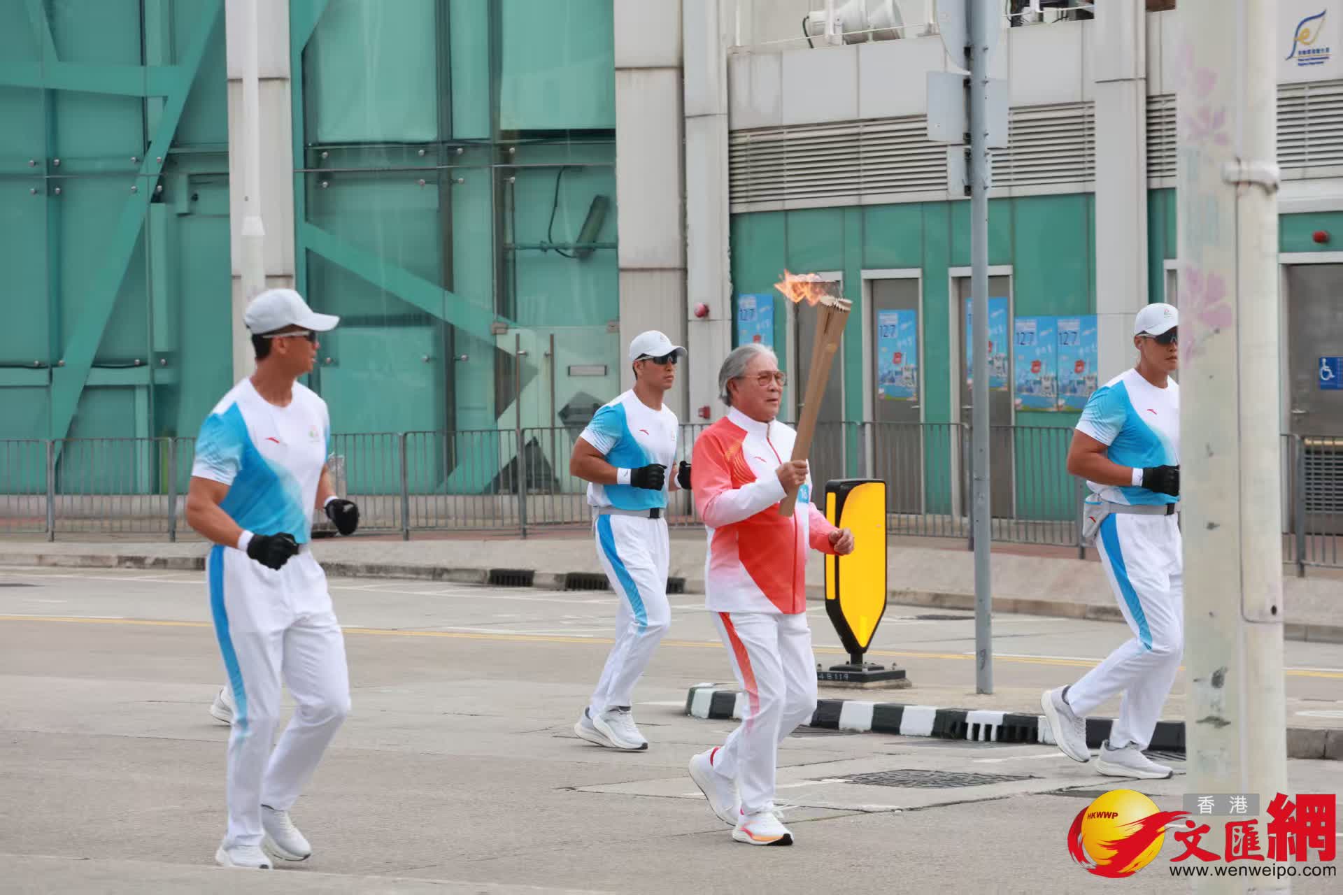 火炬傳送途經金紫荊廣場。(香港文匯報記者北山彥攝) 火炬傳送途經金紫荊廣場。(香港文匯報記者北山彥攝)