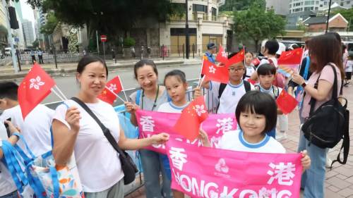 十五運會 | 尖沙咀碼頭為運送火炬而準備　小朋友揮舞國旗區旗歡迎