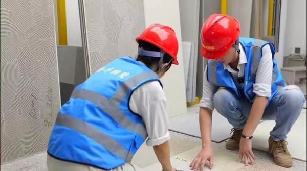 刘敏和合作伙伴在工厂研究瓷砖工艺 