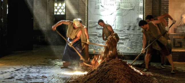 图丨古井贡酒·年份原浆传统酿造车间