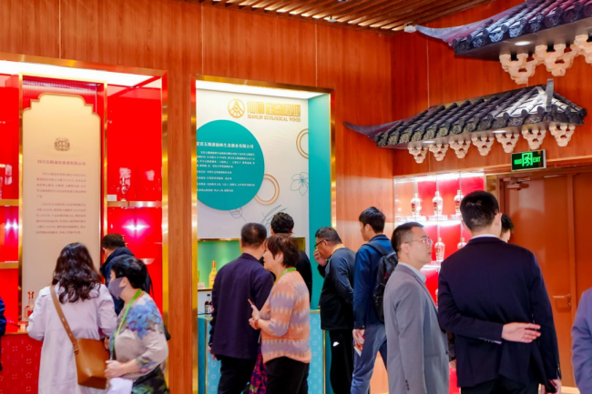 八度携手，五粮液在进博舞台奏响“和美”乐章