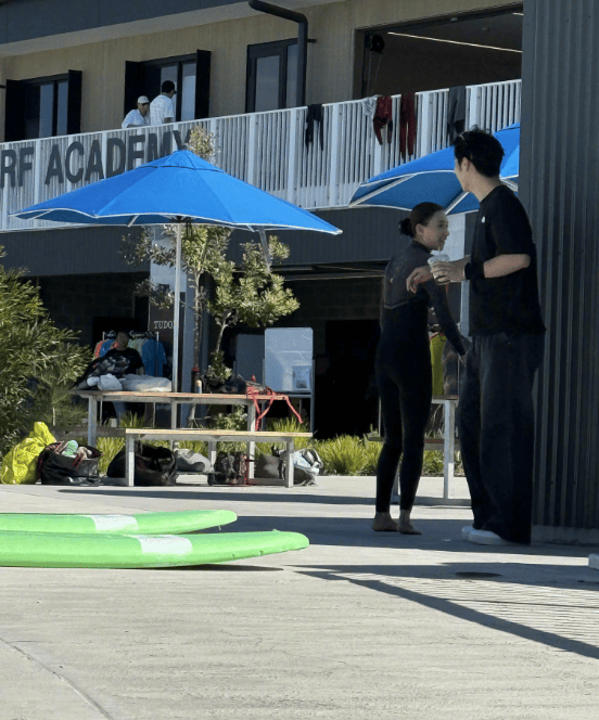 何超莲窦骁婚变风波后首同框 笑容满面心情超好