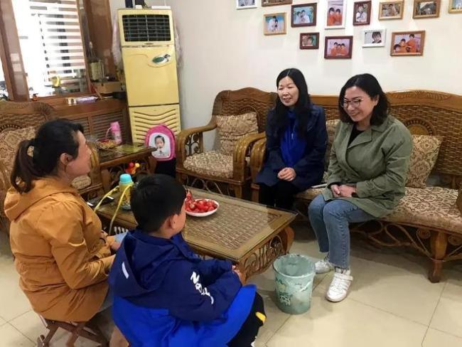 “你不配管我！”学生课堂上骂哭老教师，是谁在背后的“撑腰”？