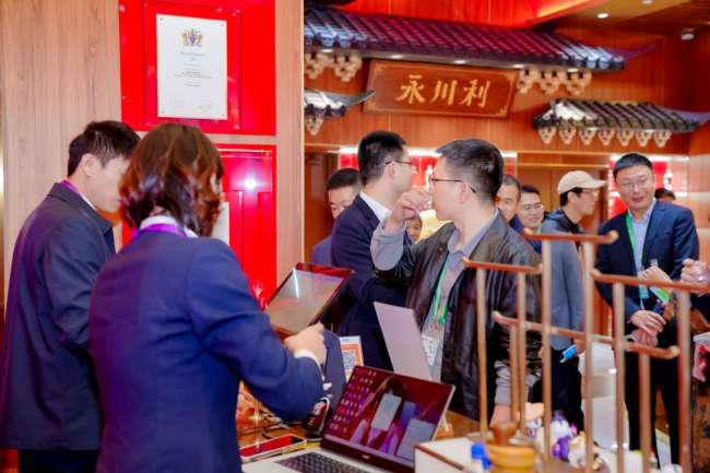 八度携手，五粮液在进博舞台奏响“和美”乐章