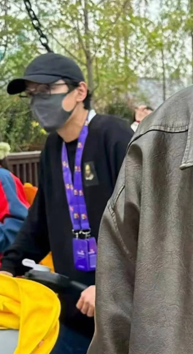 胡歌带女儿逛乐高乐园被偶遇!小茉莉十分乖巧