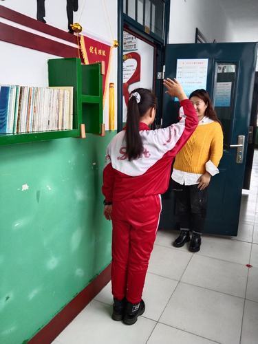 “你不配管我！”学生课堂上骂哭老教师，是谁在背后的“撑腰”？