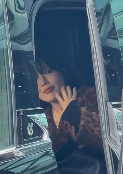 泫雅音乐节晕倒后首现身机场 向粉丝挥手状态良好