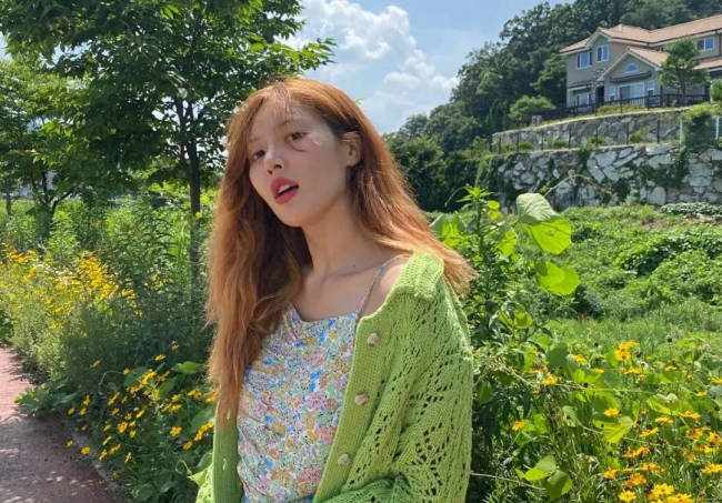 泫雅音乐节晕倒后首现身机场 向粉丝挥手状态良好