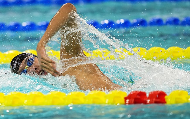 12日晚，张展硕在男子200米自由泳决赛中。（十五运会官方图片）