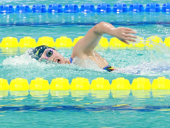 12日晚，李冰洁在女子1500米自由泳决赛中。人民网 李兆民摄