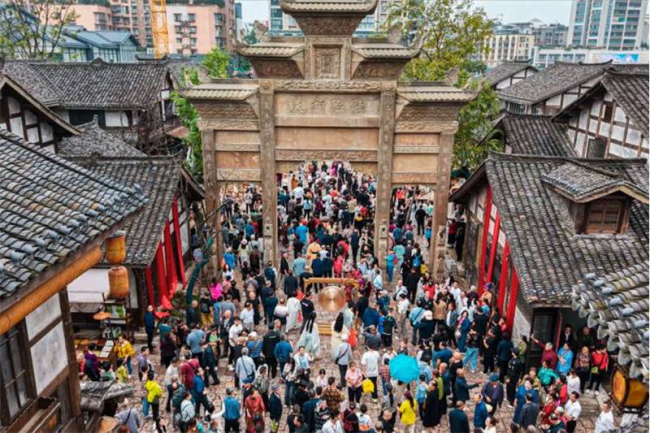 中国烹饪大师“寻香”元明古窖池群,探寻五粮液“大国浓香”密码