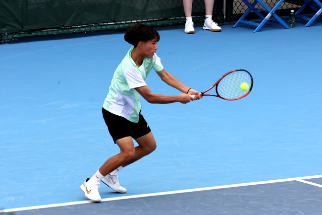澳门队选手何锶朗在男单首轮比赛中。人民网记者 胡雪蓉摄