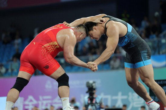 11月12日,北京队选手邓志伟(左)与山西队选手胡展翔在金牌赛中。最终,邓志伟获得冠军。新华社记者 李然 摄