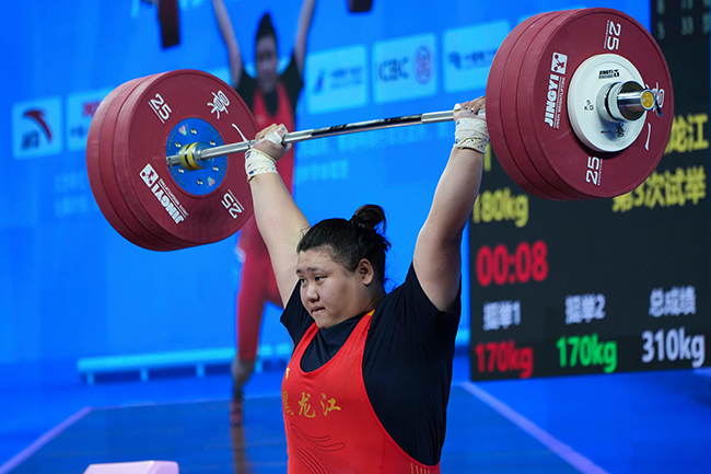 11月14日，黑龙江队李闫在女子举重87公斤以上级比赛中。（十五运会官方图片）