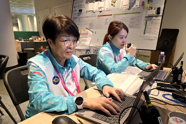 何瑞眉（左）在工作中。人民网记者 胡雪蓉摄