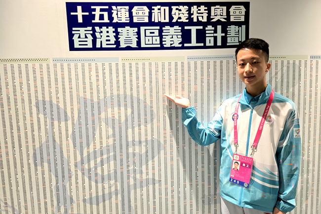 陈延生在十五运会赛事志愿服务现场。人民网记者 胡雪蓉摄