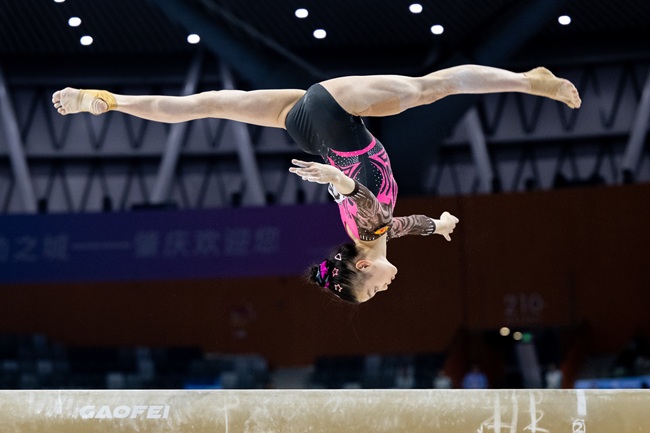 11月17日,柯沁沁在女子平衡木决赛中。(十五运会官方图片)