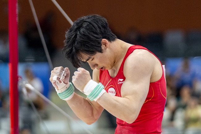 11月17日,张博恒在男子单杠决赛后庆祝。新华社记者 杜子璇摄