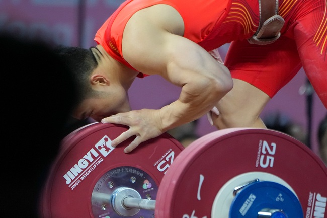 11月17日,石智勇在挺举比赛中第三次试举失败后亲吻杠铃。(十五运会官方图片)