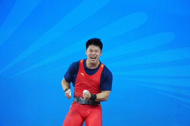 11月18日，湖北队涂艺在挺举比赛中试举成功后庆祝。（十五运会官方图片）