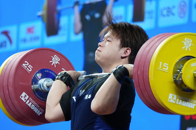 11月20日,陕西队王贵洲在挺举比赛中。(十五运会官方图片)