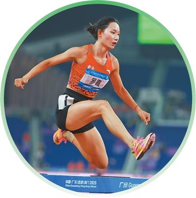 云南队选手罗霞在田径女子3000米障碍决赛中。本报记者 陶相安摄