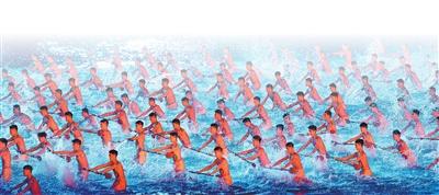 演员在十五运会闭幕式上表演划龙舟。本报记者 蒋雨师摄