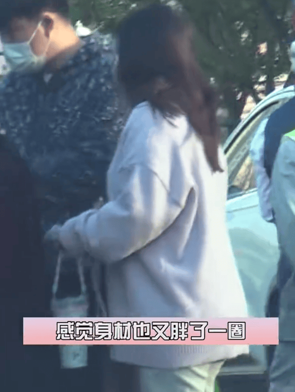 阚清子挺孕肚产检疑似临盆在即！老公全程贴心陪护