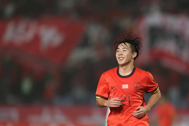 中国队球员帅惟浩在比赛中庆祝进球。新华社记者 黄伟摄