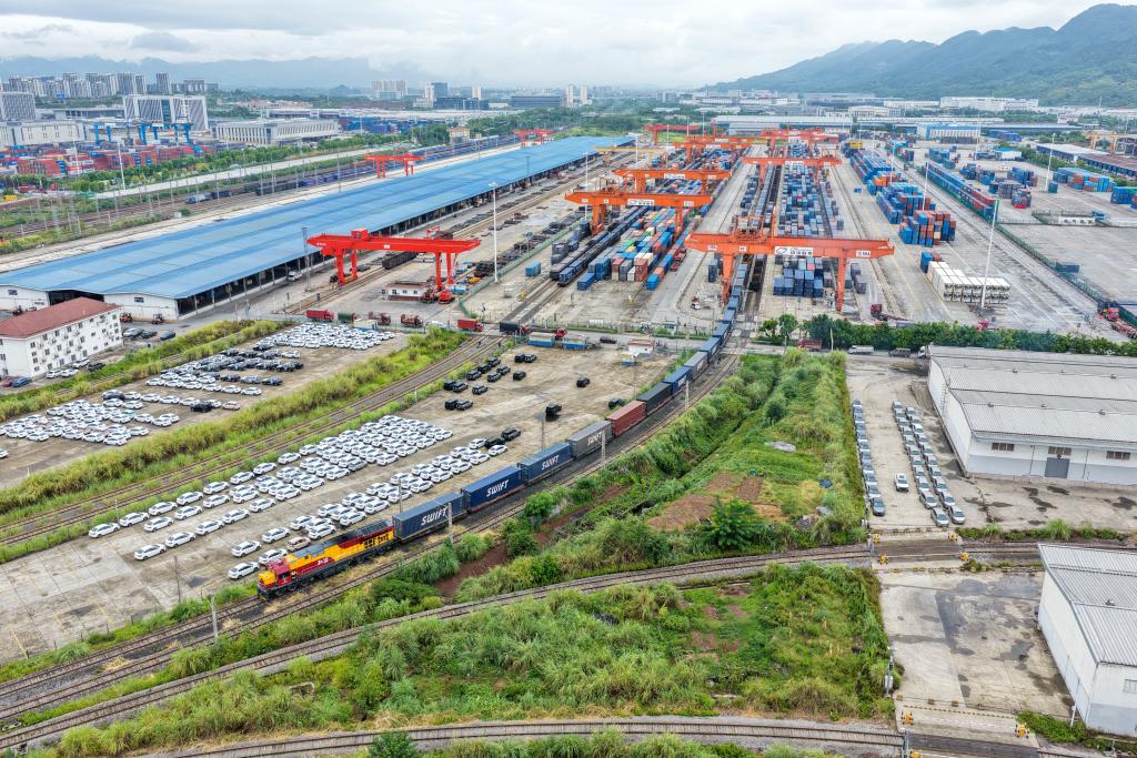 2025年9月8日，满载“重庆造”汽车的中欧班列（成渝）在重庆团结村中心站顺利发车（无人机照片）。新华社记者 唐奕 摄